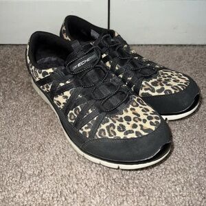 SKECHERS Gratis Wild Vibes Sneaker Women’s 7.5 WIDE Leopard Print Shoes Slip On